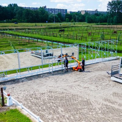 platzieren-von-manege-spiegeln-aussenreitplatz